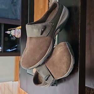 Easyspirit Explore24 Brown Suede Clogs